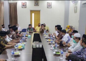 Pengurus DPD Golkar Jatim dan DPW LDII Jatim saat silaturahim di Kantor DPW LDII Jatim, Surabaya, Jumat (19/6). Foto: LINES