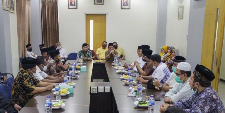 Pengurus DPD Golkar Jatim dan DPW LDII Jatim saat silaturahim di Kantor DPW LDII Jatim Surabaya Jumat 196 Foto LINES