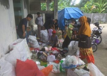 Generus LDII Gowa memilah dan mengemas bantuan untuk disalurkan kepada korban banjir Luwu Utara sebagai wujud kepedulian sosial. Foto: LINES Gowa