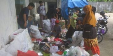 Generus LDII Gowa memilah dan mengemas bantuan untuk disalurkan kepada korban banjir Luwu Utara sebagai wujud kepedulian sosial Foto LINES Gowa