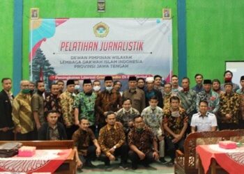 Peserta Pelatihan Jurnalistik LDII Jateng berfoto bersama di Ponpes Al-Akbar Sijambu, Wonosobo, Minggu (11/7/2020). Foto: LINES Jateng