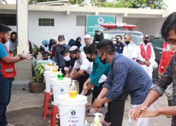 Sejumlah pengurus dan warga LDII bersama relawan PMI Sukabumi mempraktikkan cuci tangan sesuai protokol kesehatan dalam pelatihan Adaptasi Kebiasaan Baru (AKB). Foto: Dok. LINES