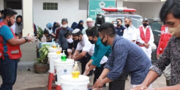 Sejumlah pengurus dan warga LDII bersama relawan PMI Sukabumi mempraktikkan cuci tangan sesuai protokol kesehatan dalam pelatihan Adaptasi Kebiasaan Baru AKB Foto Dok LINES