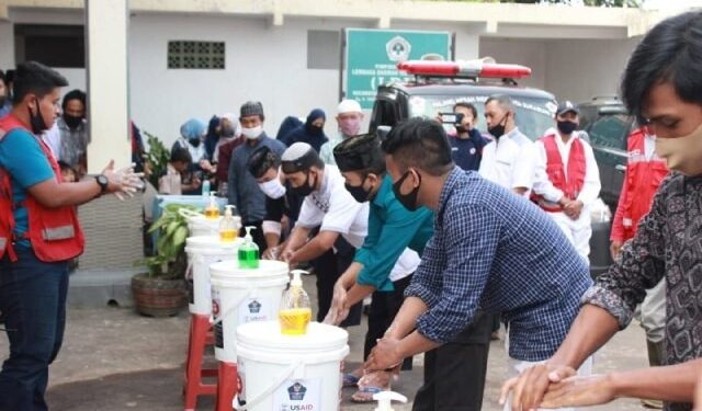 Sejumlah pengurus dan warga LDII bersama relawan PMI Sukabumi mempraktikkan cuci tangan sesuai protokol kesehatan dalam pelatihan Adaptasi Kebiasaan Baru AKB Foto Dok LINES