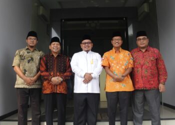 Pengurus LDII Jatim bersama Ketua Umum MUI DKI Jakarta KH Munahar Muchtar (tengah) saat silaturahim untuk mempererat sinergi dan ukhuwah, pada Rabu (5/8). Foto: Dok. LINES Jatim