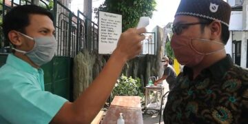 Petugas melakukan pengecekan suhu tubuh kepada tamu sebelum memasuki area pesantren Wali Barokah Kediri sebagai bagian dari penerapan protokol kesehatan Foto Dok PPWB