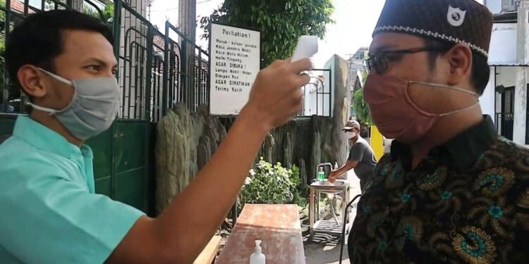 Petugas melakukan pengecekan suhu tubuh kepada tamu sebelum memasuki area pesantren Wali Barokah Kediri sebagai bagian dari penerapan protokol kesehatan Foto Dok PPWB