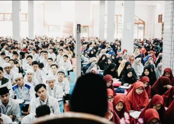 Ratusan santri Ponpes Wali Barokah Kediri mengikuti pengajian dan pembinaan karakter sebagai wujud penanaman nilai kebajikan moral dan semangat persatuan generasi bangsa. Foto: PPWB