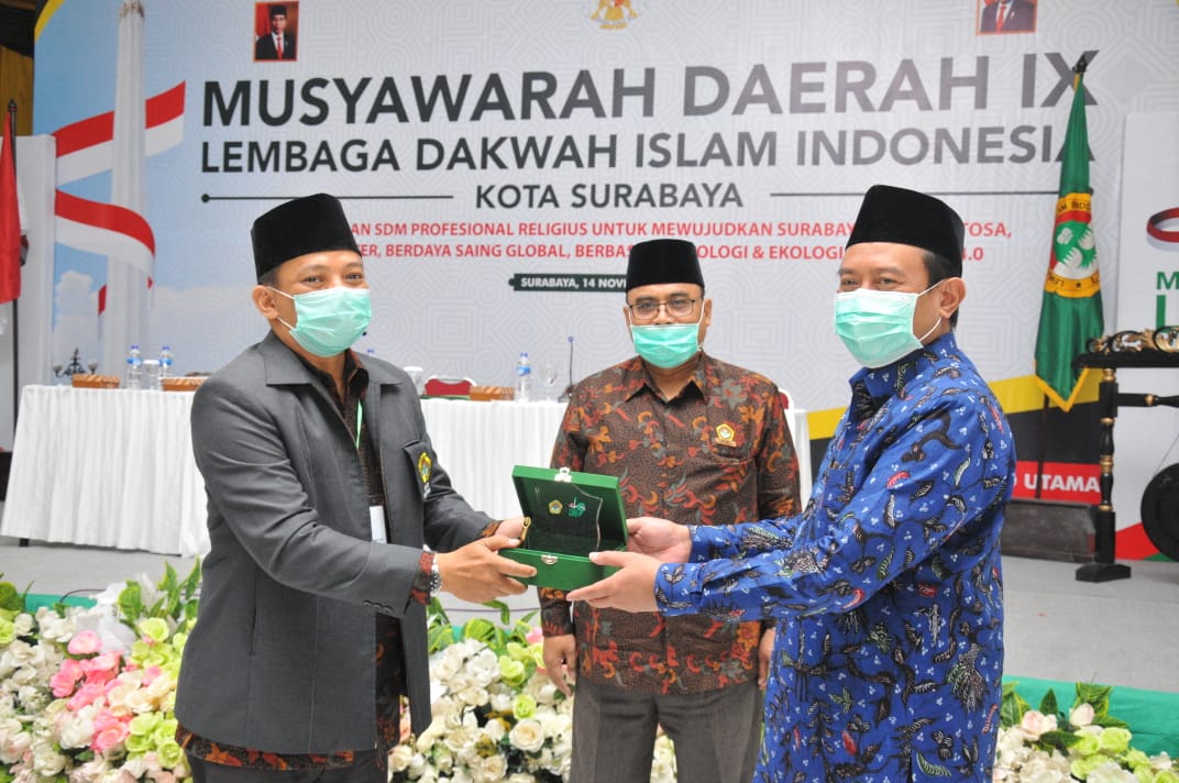 ketualdiidankakankemenagsurabaya | LDII JAWA TIMUR Ketua DPD LDII Surabaya Berikan Cinderamata kepada Kemenag Surabaya Foto Dok LINES Surabaya