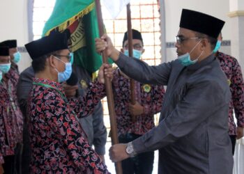Prosesi serah terima pataka LDII Tuban kepada Hartono sebagai simbol terpilihnya kembali secara aklamasi dalam Musyawarah Daerah. Foto: Dok. LINES