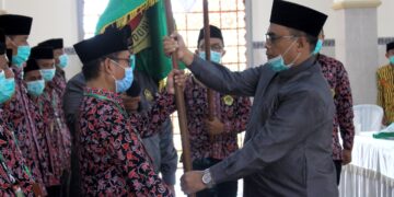 Prosesi serah terima pataka LDII Tuban kepada Hartono sebagai simbol terpilihnya kembali secara aklamasi dalam Musyawarah Daerah Foto Dok LINES