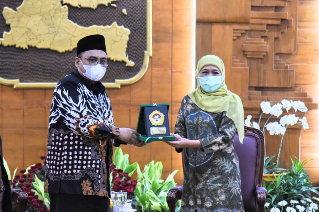 Ketua DPW LDII Jawa Timur KH Moch Amrodji Konawi bertemu Gubernur Khofifah di Gedung Negara Grahadi, Surabaya. Dok: Lines JAtim.