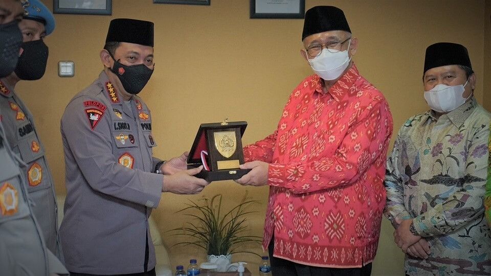 Ketua Umum DPP LDII KH Chriswanto Santoso menyambut kedatangan Kapolri Kapolri Jenderal Pol Listyo Sigit Prabowo di Kantor DPP LDII, 9 Maret 2021. Dok: Lines.