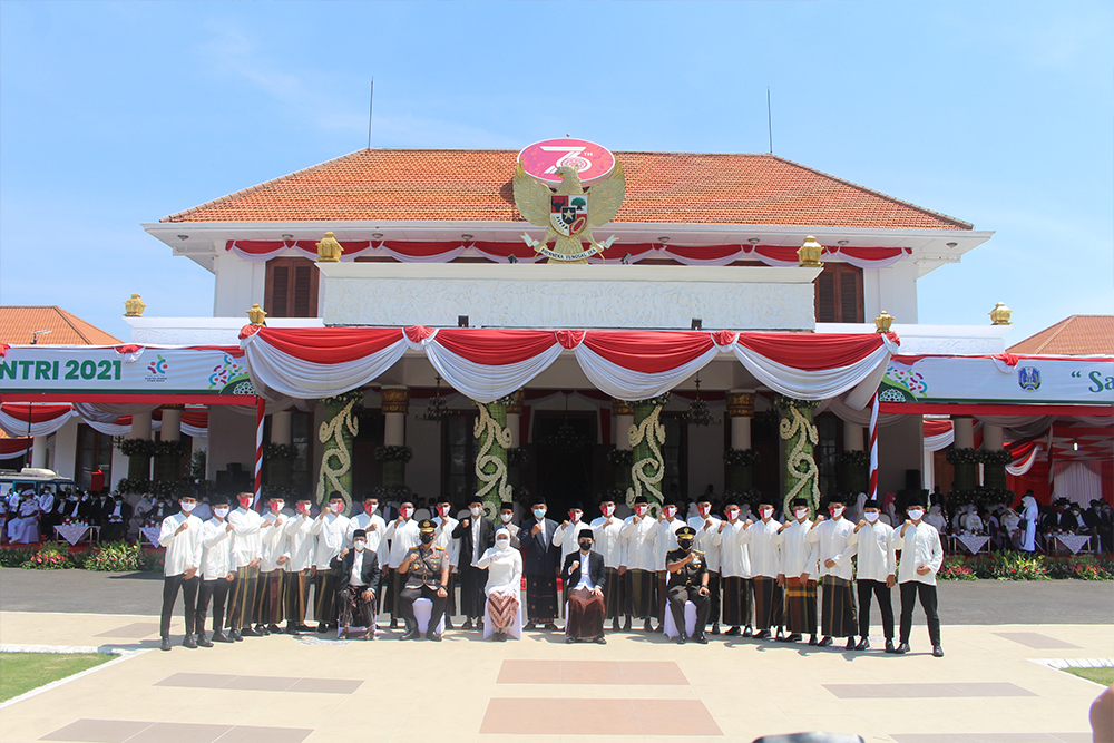 Pengalaman Pertama Para Santri Jadi Petugas Upacara di Grahadi