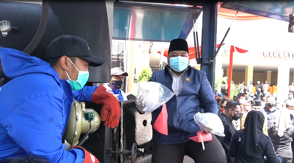 Sekretaris DPW LDII Jawa Timur H. Bambang Raditya Purnomo musnahkan barang bukti narkoba menggunakan mesin insinerator BNNP jatim