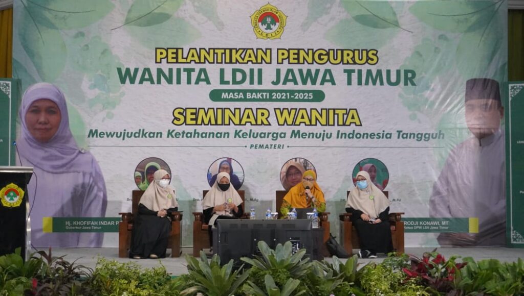Seminar Wanita dan pelantikan Wanita LDII Jatim, Sabtu (18/12), di Aula Ponpes Sabilurrosyidin Annur, Surabaya.