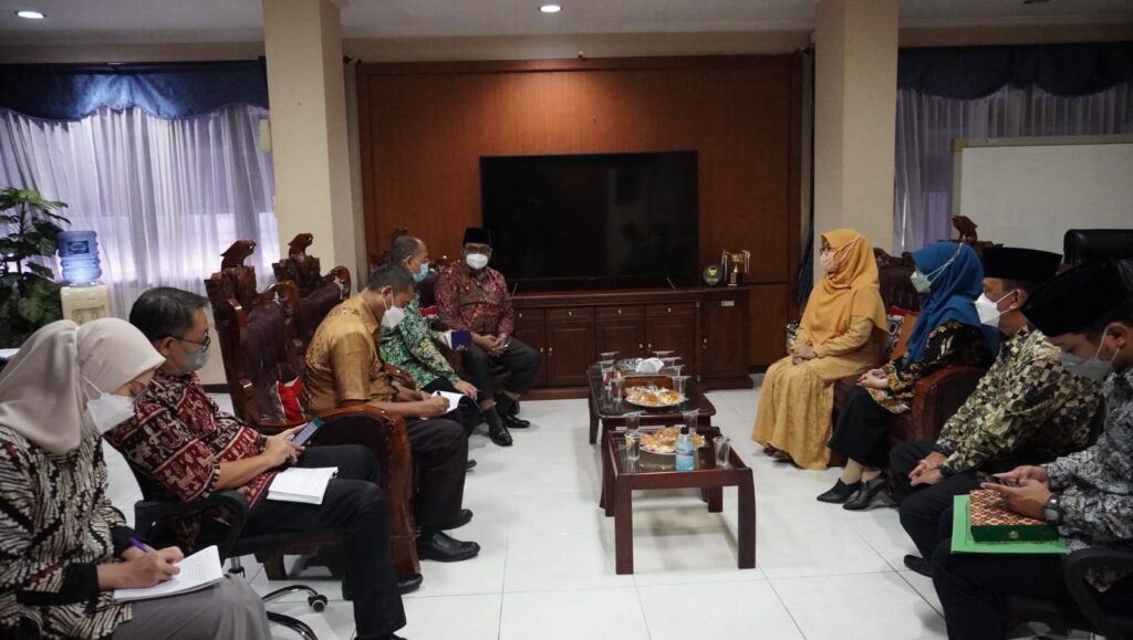 Jajaran DPW LDII Jawa Timur mengunjungi Kantor Bakesbangpol Jatim. Dok: Line Jatim.