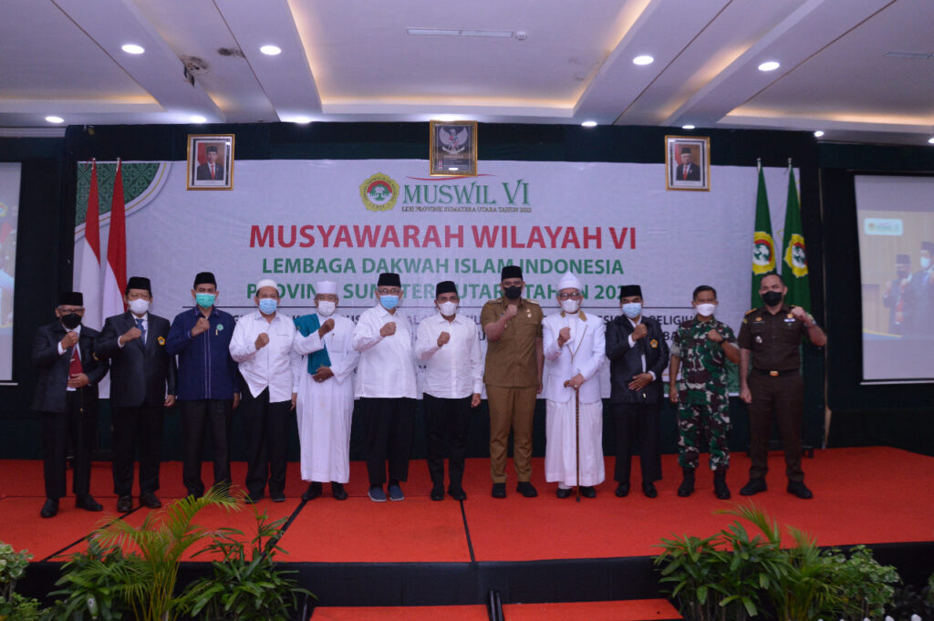 Gubernur Sumatera Utara Edy Rahmayadi (tengah) dan Walikota Medan Bobby Afif Nasution di Muswil LDII VI Sumut, Medan (31/1).