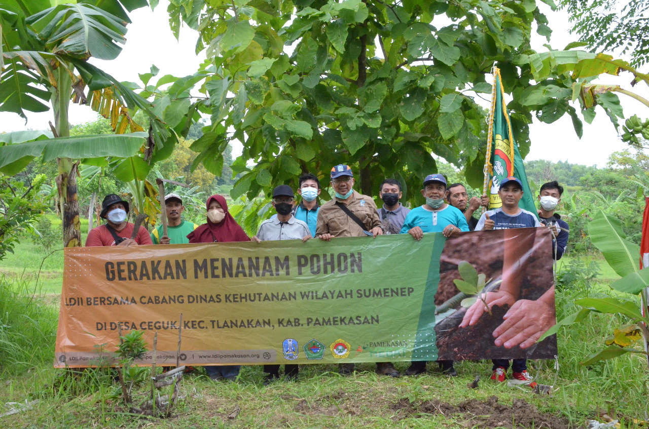 Gerakan menanam pohon LDII Pamekasan.