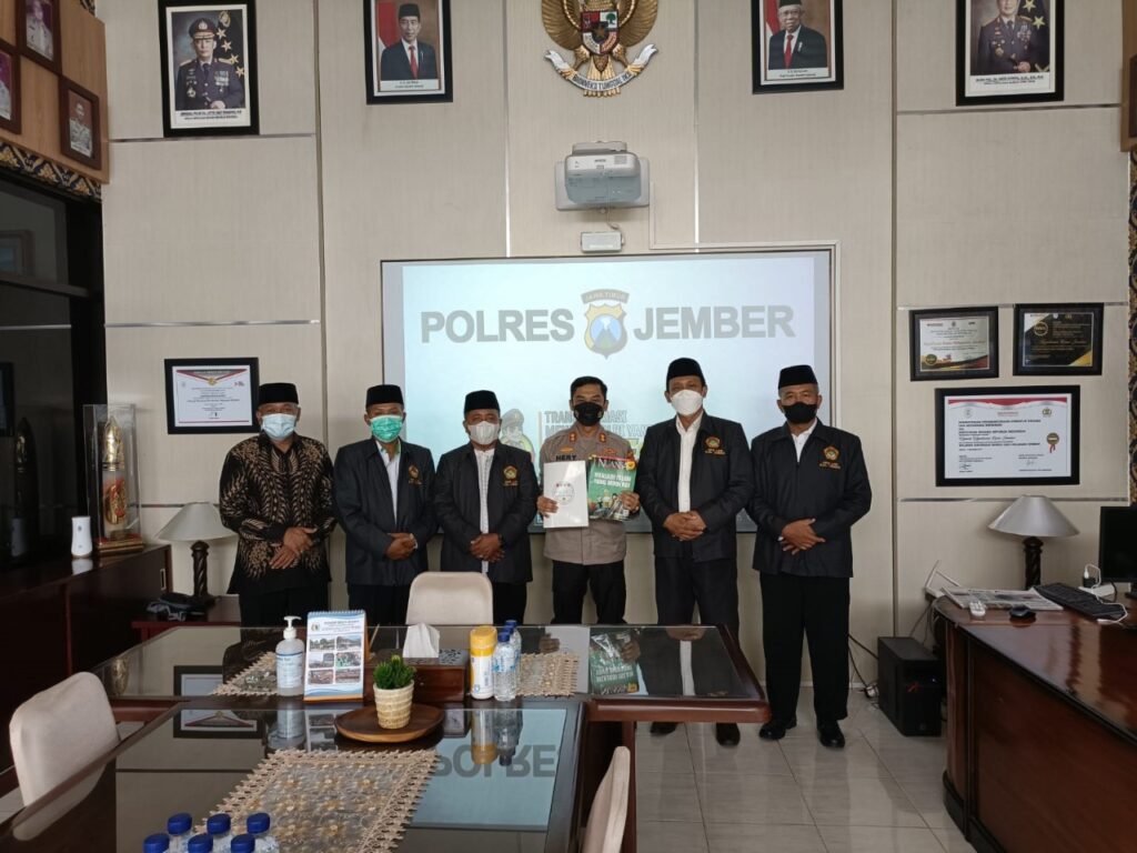 Kapolres AKBP Hery Purnomo dan jajaran DPD LDII Jember. Dok. Lines Jember.