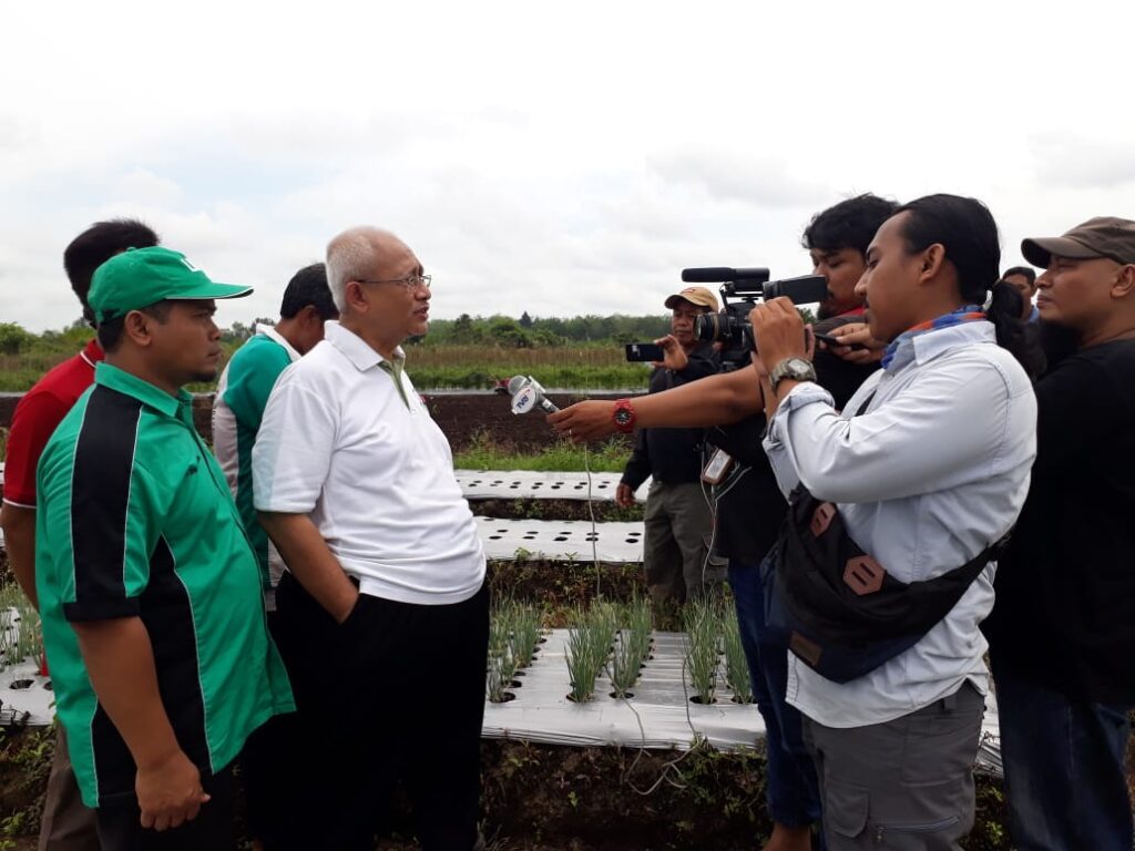 Ketua Umum DPP LDII KH Chriswanto Santoso meladeni pertanyaan dari sejumlah media di Kalbar.