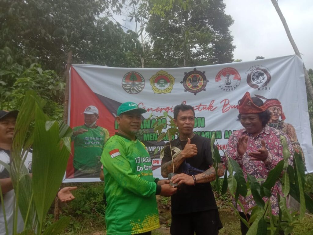 LDII Kalbar bersama Panglima Jilah dan komunitas lingkungan melakukan penanaman pohon di Riam Bukit Raya. Dok. Lines Kalbar.