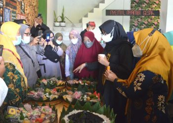 Bupati Banyuwangi Ipuk Fiestiandani mengunjungi sentra produsen jajanan Wanita LDII, 30 Maret 2022. Dok; Kontributor KIM Banyuwangi.