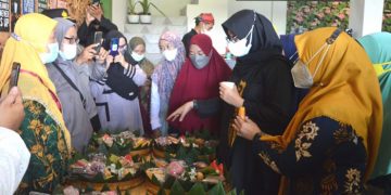 Bupati Banyuwangi Ipuk Fiestiandani mengunjungi sentra produsen jajanan Wanita LDII 30 Maret 2022 Dok Kontributor KIM Banyuwangi