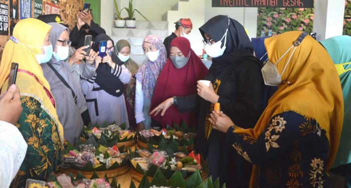 Bupati Banyuwangi Ipuk Fiestiandani mengunjungi sentra produsen jajanan Wanita LDII, 30 Maret 2022. Dok; Kontributor KIM Banyuwangi.