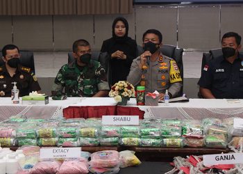 Kapolda Jawa Timur Irjen Pol Nico Afinta saat press release pemusnahan barang bukti narkoba dan miras di Mapolda Jatim, 31 Maret 2022. Dok: Lines Jatim.
