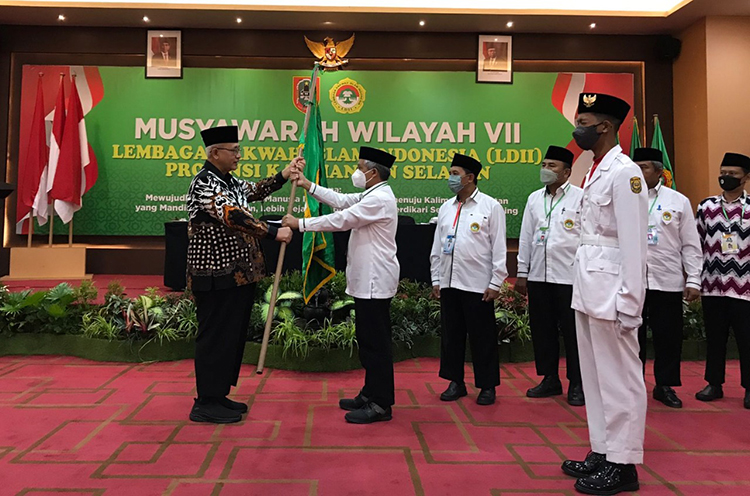 Ketua DPW LDII Kalsel Dedy Supriatna menerima panji LDII dalam pelantikan Pengurus DPW LDII Kalsel. Dok: KIM Kalsel.