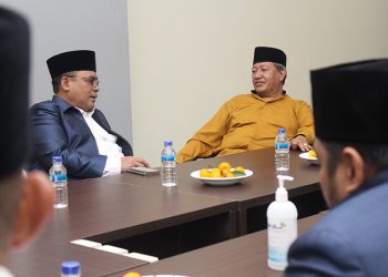 Ketua MUI Jawa Timur KH Ahsanul Haq (kanan) berdiskusi dengan Ketua DPW LDII Jawa Timur KH Moch Amrodji Konawi, 21 Maret 2022. Dok: Lines Jatim.
