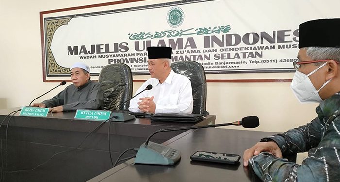 Ketua Umum DPP LDII KH Chriswanto Santoso (tengah) berdiskusi dengan Ketua Umum MUI Kalimantan Selatan (Kalsel) KH Husin Naparin, LC, MA, (kiri) di Kantor MUI Kalsel, Banjarmasin, 19 Maret 2022. Dok: KIM Kalsel.
