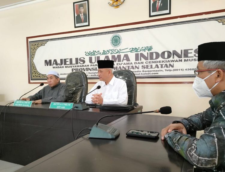 Ketua Umum DPP LDII KH Chriswanto Santoso (tengah) berdiskusi dengan Ketua Umum MUI Kalimantan Selatan (Kalsel) KH Husin Naparin, LC, MA, (kiri) di Kantor MUI Kalsel, Banjarmasin, 19 Maret 2022. Dok: KIM Kalsel.