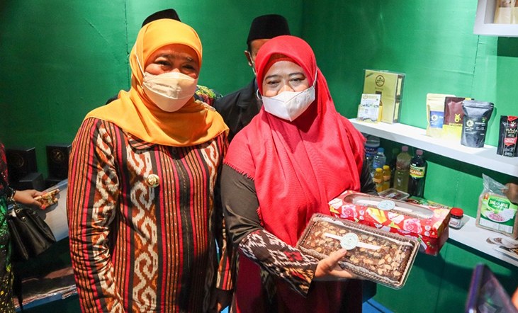 Gubernur Khofifah Indar Parawansa kiri mengunjungi stand Peserta dari Ponpes Wali Barokah di acara Silaturahim dan Temu Bisnis OPOP Jatim di Hotel Grand Dafam Surabaya 23 Maret 2022