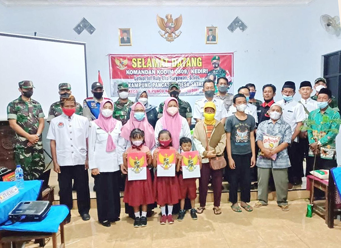 Sejumlah anak TK (barisan depan) menunjukkan hasil karya lombanya mewarnai lambang negara Pancasila. Dok: Kontributor Lines Kediri.