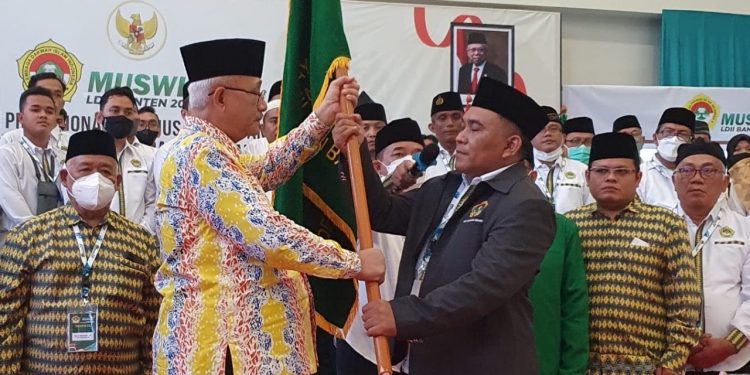 Serah terima Panji LDII dari Ketua Umum DPP LDII pada Ketua DPW LDII Banten masa bakti 2022-2027. Dok: Istimewa..