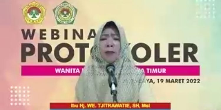 Wakil Direktur RSIA Annisa Medika Husada Mojoagung, Kabupaten Jombang, WE Tjitrawatie, memberikan pembekalan protokoler pada pengurus Wanita LDII Jawa Timur, 19 Maret 2022. Dok: Lines Jatim.
