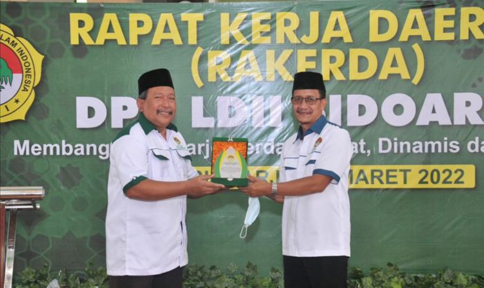 Kepala bakesbangpol Sidoarjo Mustain Baladan (kiri) menerima cinderamata dari Ketua DPD LDII Sidoarjo, 26 Maret 2022. Dok: Kontributor KIM Sidoarjo.