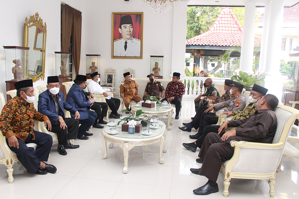 Bupati Sugiri Sancoko duduk bersama Forkopimda di teras Pendopo Kabupaten Ponorogo Dok Lines Jatim