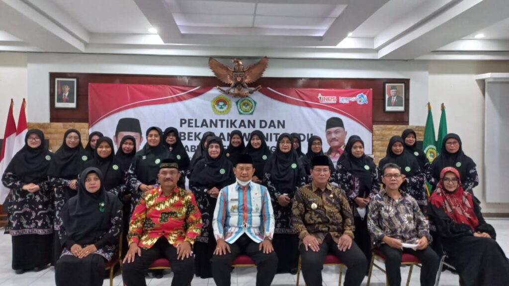 Bupati Lamongan Yuhronur Efendi (tengah) bersama pengurus Wanita LDII Lamongan masa bakti 2022-2026.