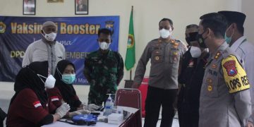Kapolres Jember AKBP Hery Purnomo meninjau pelaksanaan vaksinasi booster di kantor DPD LDII Jember 28 Maret 2022 Dok Kontributor KIM Jember