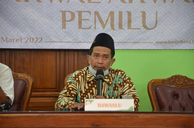 Ketua Bawaslu Kota Kediri Mansur menyosialisasikan tentang penyelenggaraan pemilihan umum di Ponpes Wali Barokah Kediri 14 Maret 2022 Dok Ponpes Wali Barokah