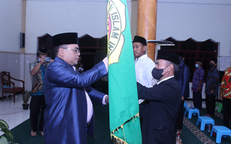 Ketua DPW LDII Jawa Timur KH Moch Amrodji Konawi kiri mengukuhkan pengurus DPD LDII Kota Probolinggo masa bakti 2021 2026 16 Februari 2022 Dok Lines Jatim