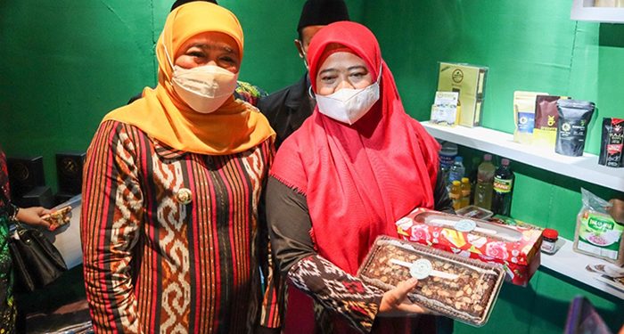 Gubernur Khofifah Indar Parawansa (kiri) mengunjungi stand Peserta dari Ponpes Wali Barokah di acara Silaturahim dan Temu Bisnis OPOP Jatim di Hotel Grand Dafam, Surabaya, 23 Maret 2022.