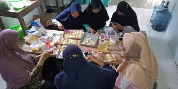 Sejumlah wanita LDII Karanggeneng Lamongan tengah sibuk mengikuti materi Cooking Class membuat kue kering lebaran 20 Maret 2022 Dok Lines Lamongan