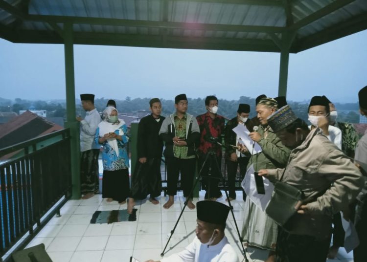 Pengamatan tim rukyatul hilal Kabupaten Kediri di MAN Kandangan. Dok: Kontributor KIM Kediri.