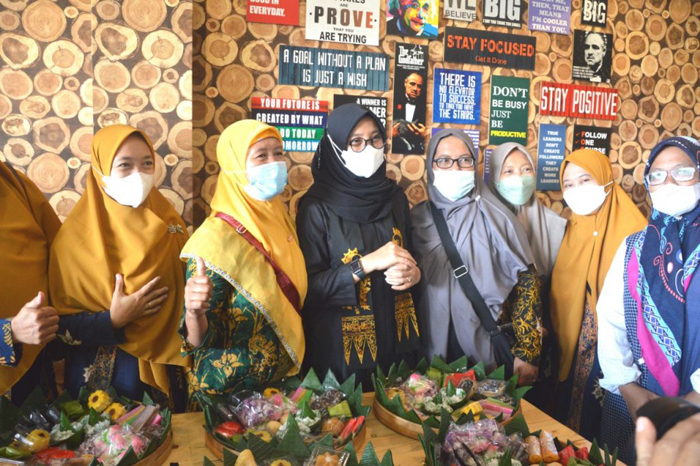 Bupati Banyuwangi Ipuk Fiestiandani bersama Wanita LDII saat mengunjungi Kampung Kuliner Jajag. Dok: Kontributor KIM Banyuwangi.