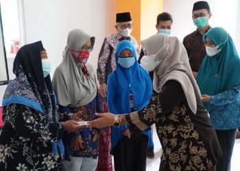 Camat Gunung Anyar salurkan santunan kepada warga di bulan Ramadan, 14 April 2022. Dok: LINES.