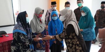 Camat Gunung Anyar salurkan santunan kepada warga di bulan Ramadan 14 April 2022 Dok LINES